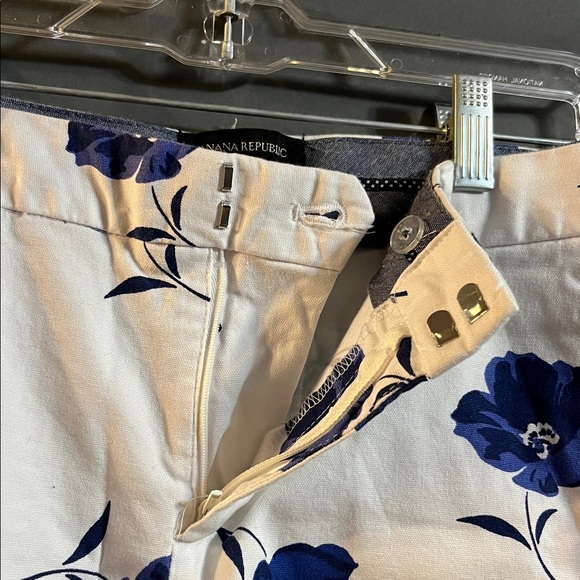Banana Republic Floral White & Blue Shorts Women's Size 6 Whimsy - Picture 5 of 7